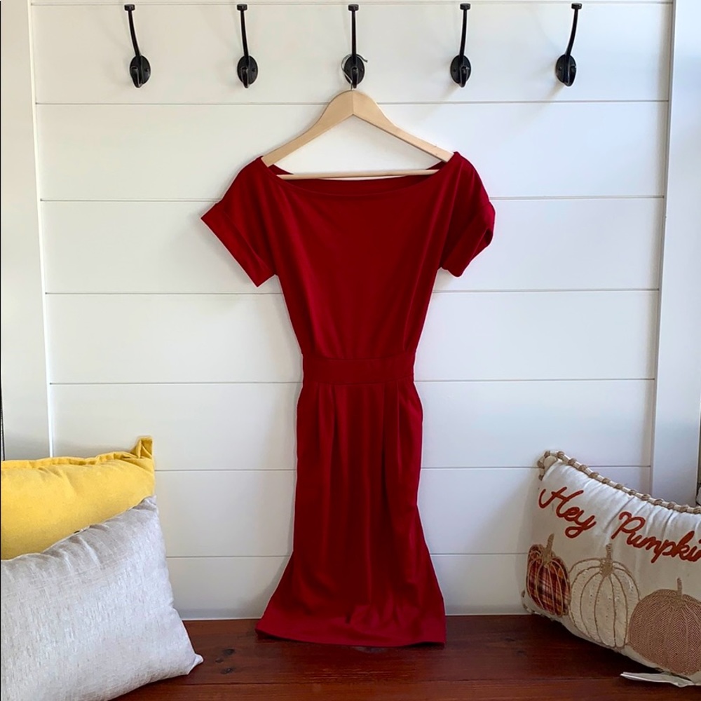 Maroon t-shirt dress with pockets